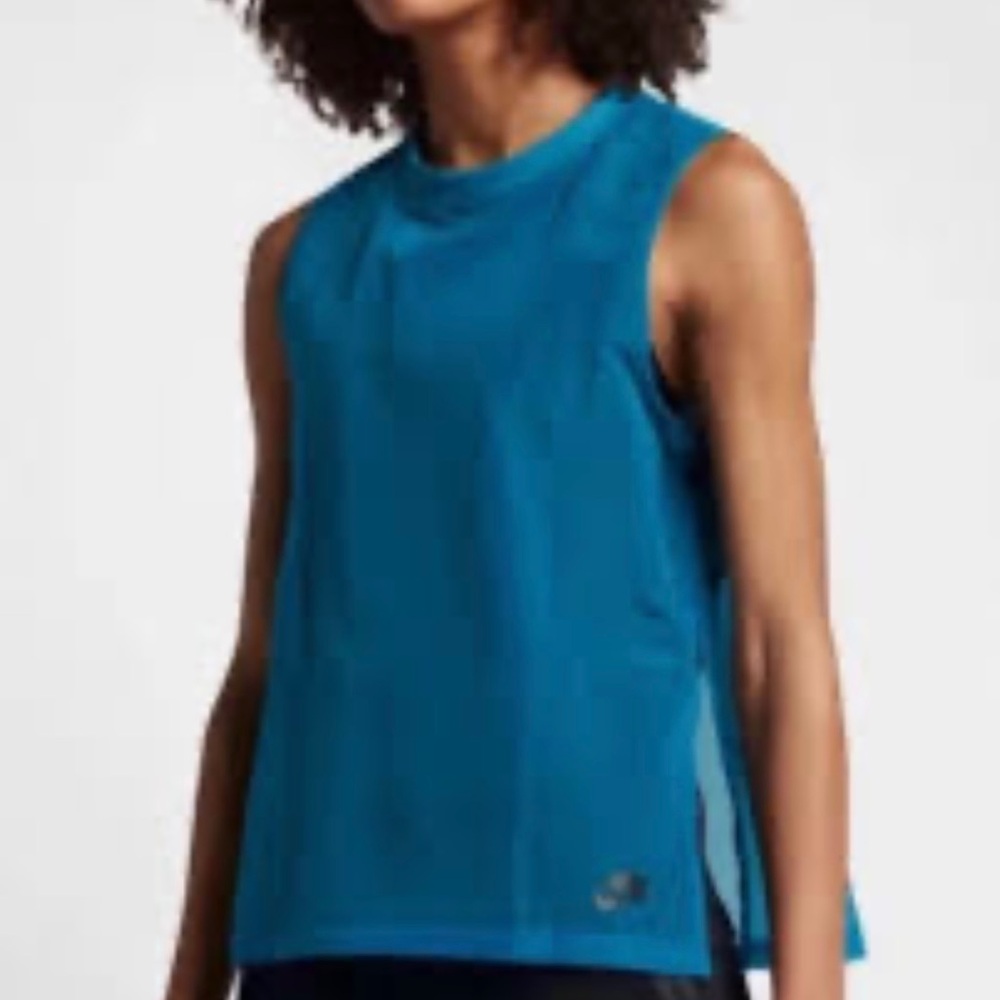 Nike Women's Blue Tank Top with mesh lining and split sides. Size M.